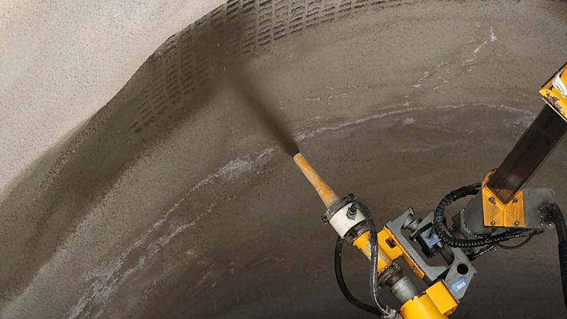 Die Spritzbeton-Anwendung zählt zu den wichtigsten Sicherungsmaßnahmen im Tunnelbau.