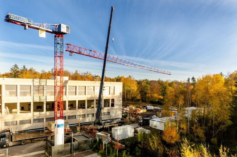 Der Neubau für die Anatomie auf dem Campus Lahnberge nimmt Form an. Anfang November wurde der Baukran abgebaut. 