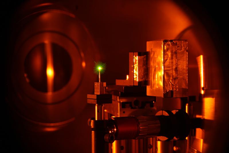 A material sample is placed in the target chamber of GSI's high-performance laser PHELIX. With the aid of the high-intensity laser beam protons are then accelerated out of its back-surface.