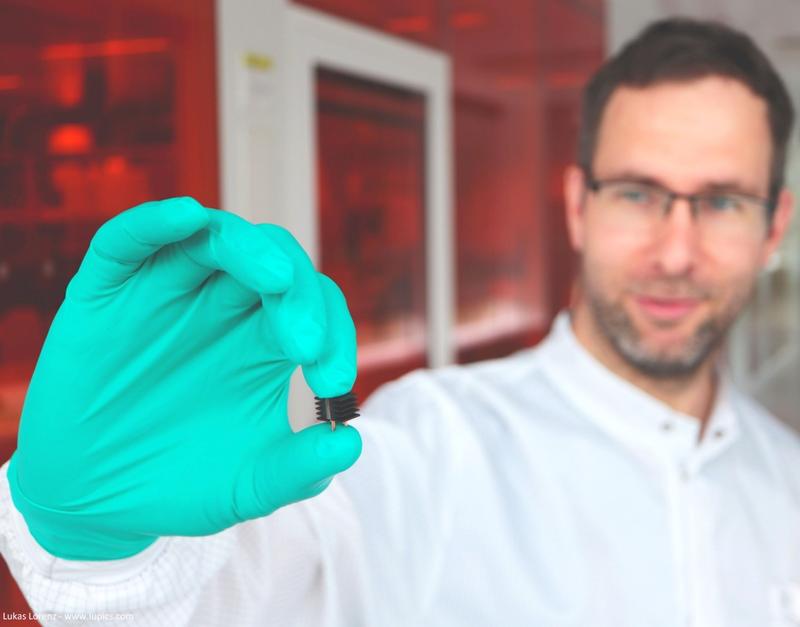 Geschäftsführer und Entwicklungsleiter Dr. Andreas Krause zeigt ein von MicroPack3D gefertigtes Leistungselektronik-Package 