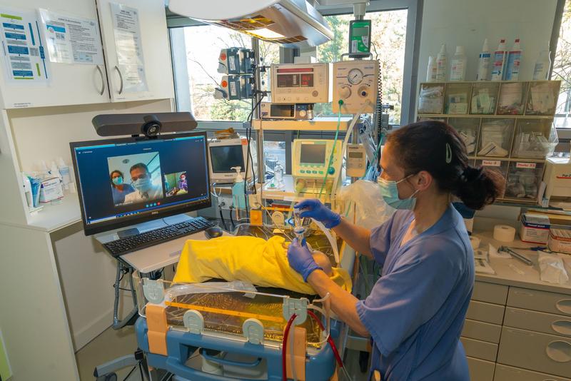 Prof. Mario Rüdiger, Direktor des Zentrums für feto-neonatale Gesundheit am Uniklinikum Dresden, gibt über Telemedizin-Technik Tipps, wie ein frühgeborenes Kind optimal versorgt wird.