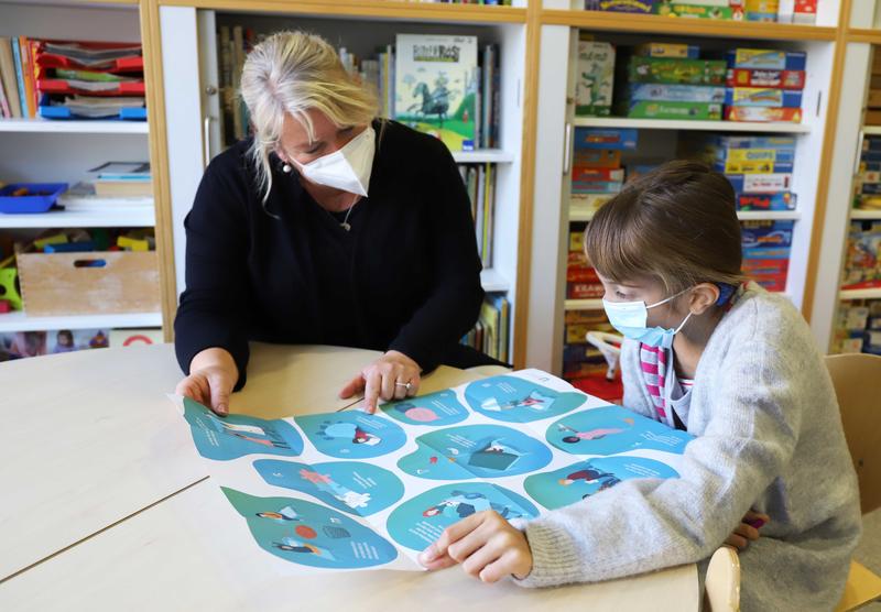 Die eigenen Rechte begreifen: Patientin Senta löst zusammen mit Therapeutin Susanne Betzler das Quiz zum Thema Kinderrechte im Krankenhaus.