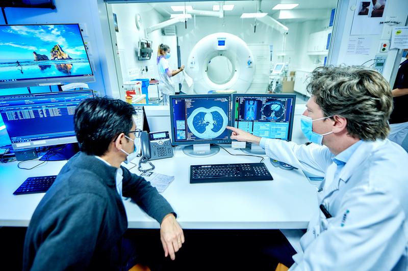 Berner Forschung und Klinik im Teamwork: Ein Wissenschaftler und ein Radiologe entwickeln gemeinsam ein klinisches KI-Werkzeug, mit dessen Hilfe Lungenerkrankungen schnell und präzise diagnostiziert werden können. 