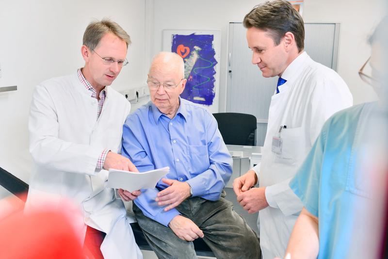 Die Projektleiter der DIGIT-HF-Studie Prof. Dr. Udo Bavendiek (ganz l.) und Prof. Dr. Johann Bauersachs (ganz r.) von der Klinik für Kardiologie und Angiologie der Medizinischen Hochschule Hannover (MHH) im Gespräch mit einem Patienten. 