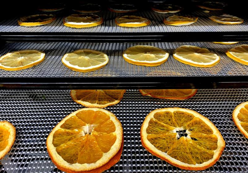  Drying with ionic wind: If the fruit slices are placed on a mesh, they are dried faster and more evenly. 