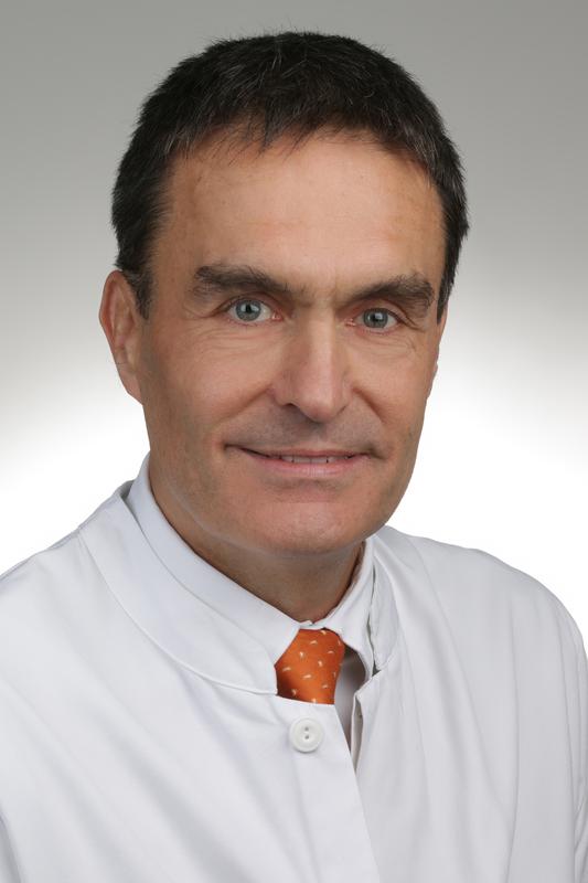 Professor Dr. Christian Schulz, Oberarzt der  Klinik und Poliklinik für Innere Medizin II und Leiter des Lungenkrebszentrums des UKR  