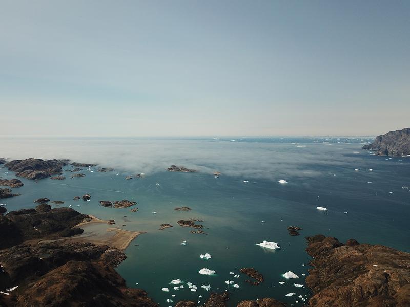 Der Ammassalkfjord in Lstgrönland: Die Bewölkung in tiefen Lagen deutet auf eine Inversionsschicht hin, die den Luftaustausch reduziert.