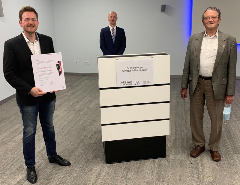 Hentschel-Preisträger 2020, Dr. Alexander Kollikowski, zusammen mit Prof. Dr. Karl Georg Häusler von der Neurologischen Klinik und Poliklinik des Uniklinikums Würzburg sowie Günter Hentschel, dem Gründer der Stiftung „Kampf dem Schlaganfall“ (von links)