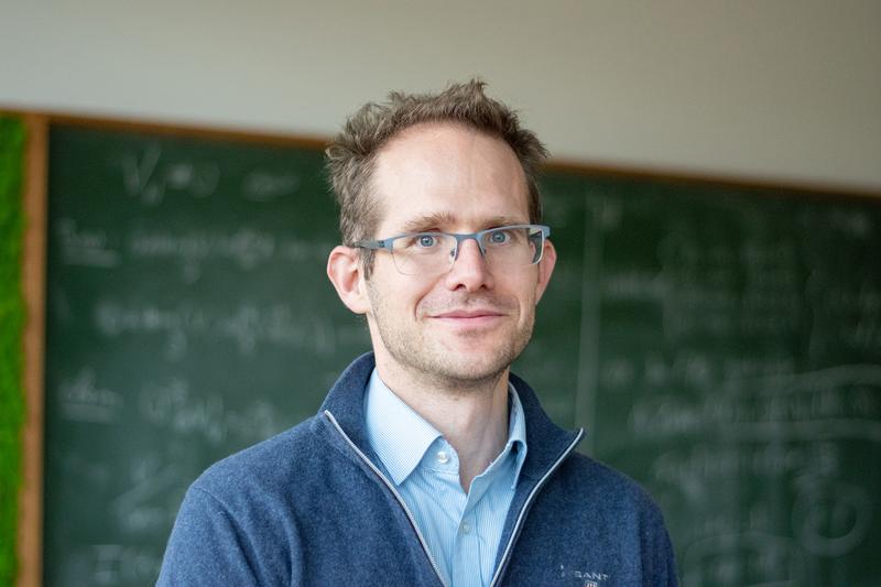 Prof. Dr. Gustav Holzegel