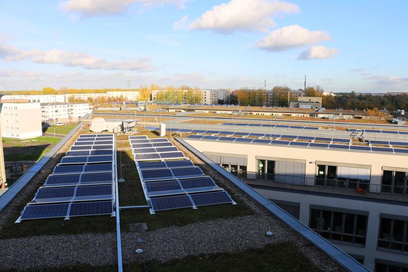 Die neue Photovoltaikanlage auf dem Dach der Alice Salomon Hochschule Berlin