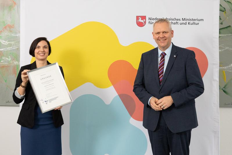 Der Niedersächsische Minister für Wissenschaft und Kultur Björn Thümler übergab den Preis an  Prof. Dr. Stefanie Kroker 