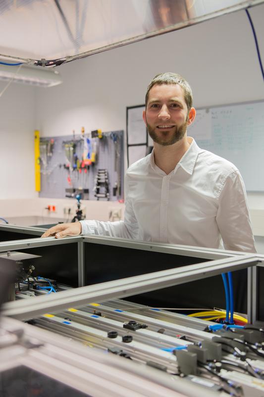 Röntgenpreisträger Dr. Jan Rothhard bei seiner Arbeit im Labor. 