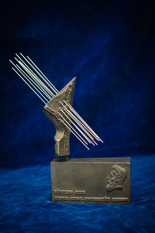 Erstmals gibt es einen Röntgenpreis „zum Anfassen“. Die Miniatur des Gießener Röntgen-Denkmals wurde im Kunstguss-Verfahren hergestellt.