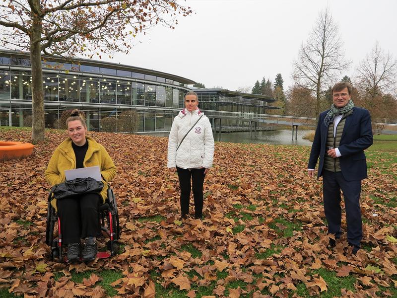 Die Gewinnerinnen des Diversity-Preises in der Kategorie Studium mit Behinderung/chronischer Erkrankung Luisa Eichler und Olga Koeva mit Michael Eibl, Direktor der KJF und Beiratsmitglied im Verein der Freunde (von links).