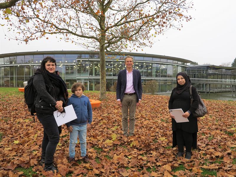 Die Gewinnerinnen des Diversity-Preises in der Kategorie Studium mit Familienaufgaben Rebekka Tchelebi (links) und Baraa Mohamad (rechts) mit Eduard B. Wagner, Vorsitzender des Vereins der Freunde (Mitte).