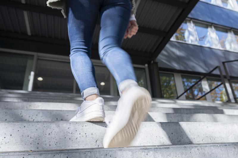 Selbst Alltagsaktivitäten wie Treppensteigen können sich positiv auf das seelische Wohlbefinden auswirken. (Foto: Markus Breig, KIT)