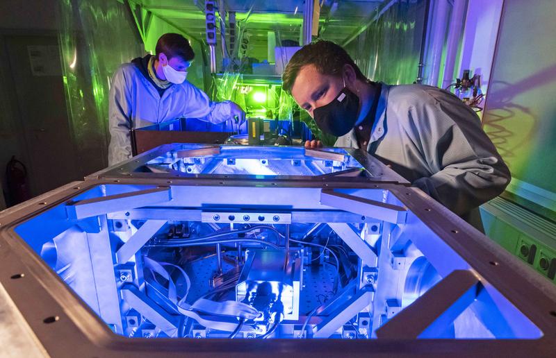 Dr. Frederik Tuitje (r.) und Tobias Helk von der Universität Jena bereiten den Aufbau für die Untersuchung einer Laser-Plasma-Quelle vor.