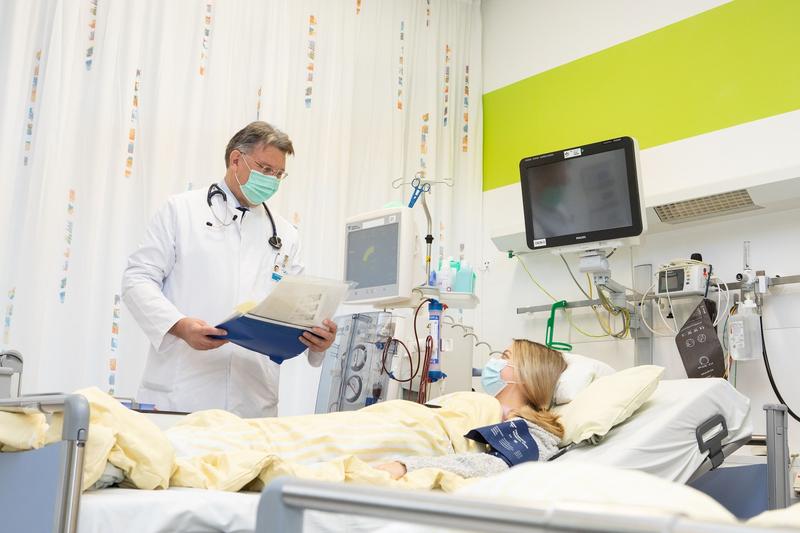 Prof. Banas auf Visite in der Dialyse am UKR. Dialysepatienten warten in Deutschland durchschnittlich zehn Jahre auf eine Nierentransplantation.