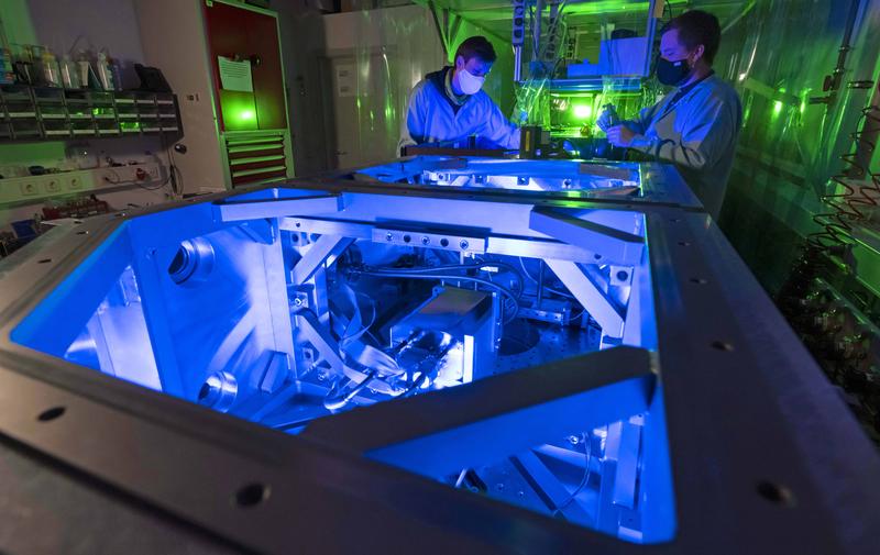 Frederik Tuitje (r.) and Tobias Helk from the University of Jena in Germany prepare the setup for an investigation of a laser-plasma source. 