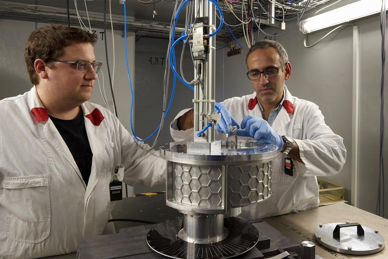 Dr. Nuno Canha (r.) bei der Analyse seiner Flechten in der Prompten Gamma Aktivierungsanalyse (PGAA) des MLZ mit dem Instrumentwissenschaftler Dr. Christian Stieghorst.