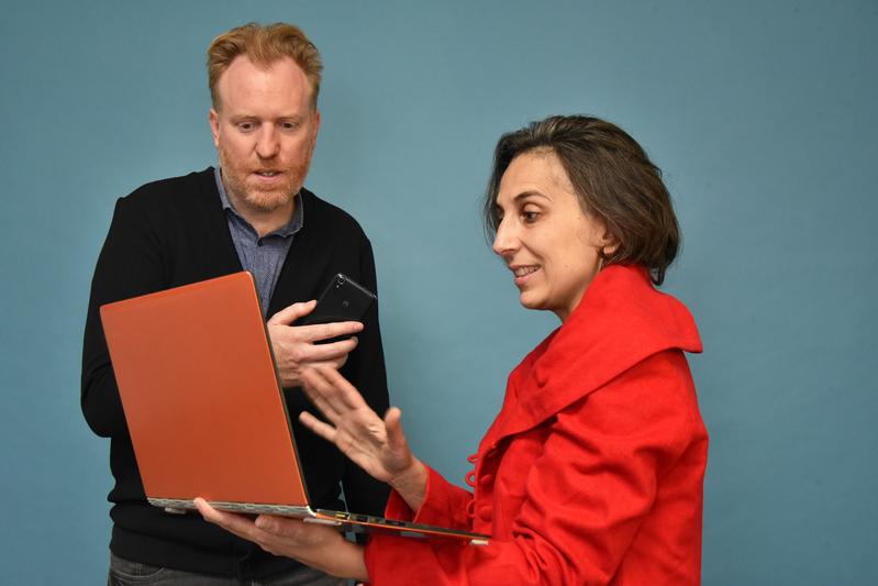 Luisa Conti (r.) und Fergal Lenehan von der Universität Jena koordinieren den neuen Forschungsverbund.