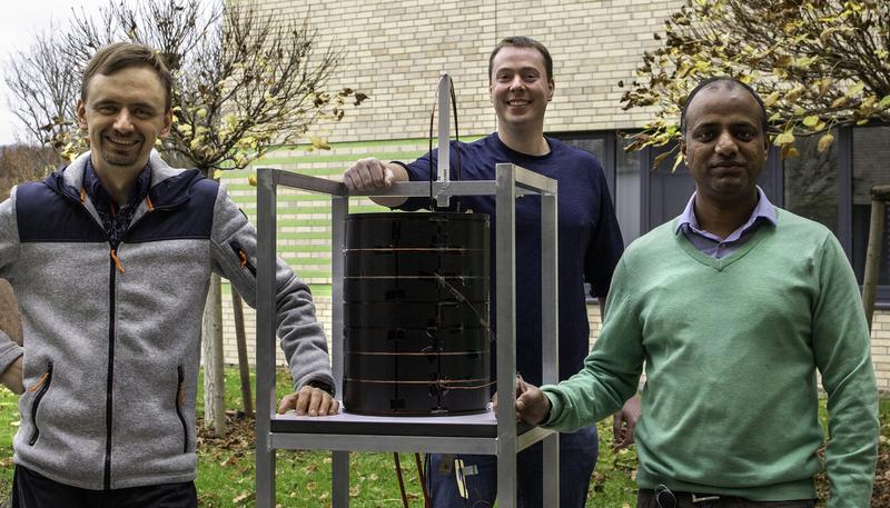 Dr. Sergey Korchak, Dr. Stefan Glöggler und Dr. Anil Jagtap (von links) mit ihrem selbst gebauten, mobilen Magnetresonanztomografen. 
