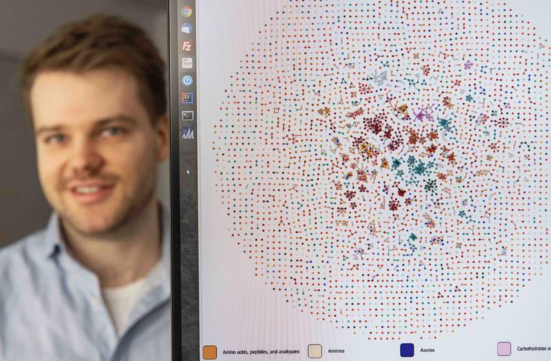 Dr. Kai Dührkop von der Universität Jena präsentiert die Visualisierung eines gemessenen Datensatzes mit der Software CANOPUS. 