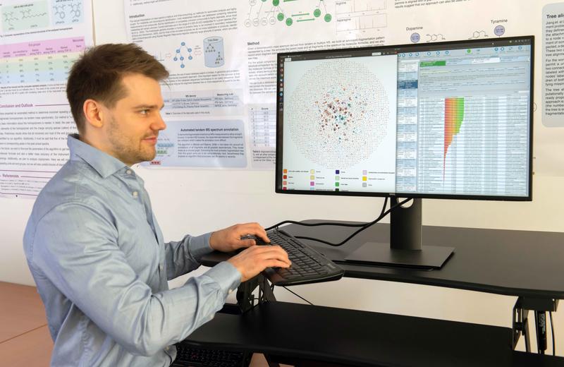 Kai Dührkop from the University of Jena presents the visualisation of a measured data set with the CANOPUS software. 