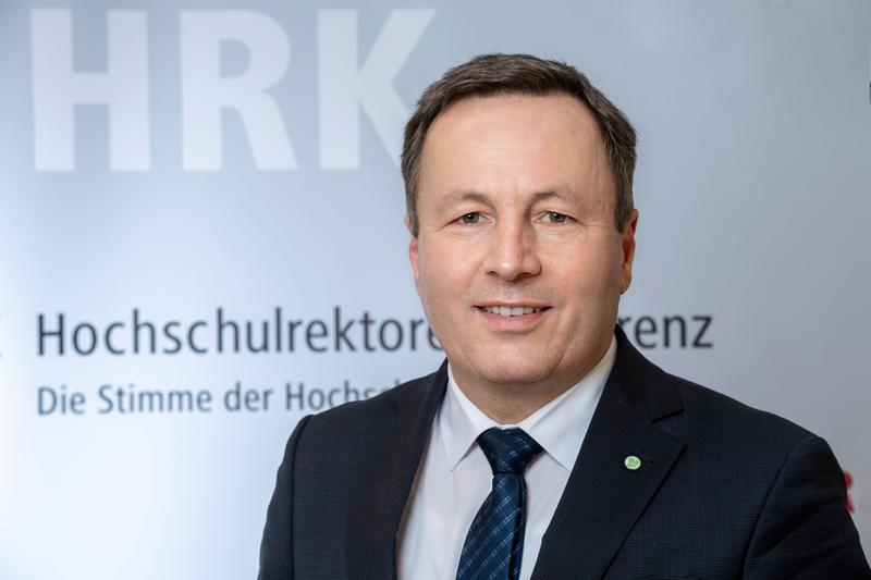 Professor Dr. Karim Khakzar wird weiterhin die Interessen der 118 HAWs/FHs in der HRK vertreten. 