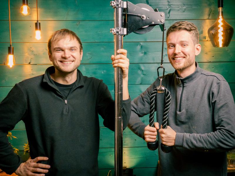 Martin Schwalm (links) und Kai Kienke freuen sich über den ersten Platz im Hessen Ideen-Wettbewerb für ihr Projekt MultiPull