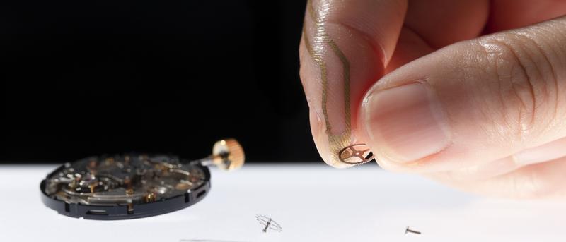 Der ultradünne Nanomesh-Sensor kann den ausgeübten Druck an den Fingerkuppen messen, ohne das dabei der Tastsinn beeinträchtigt wird.