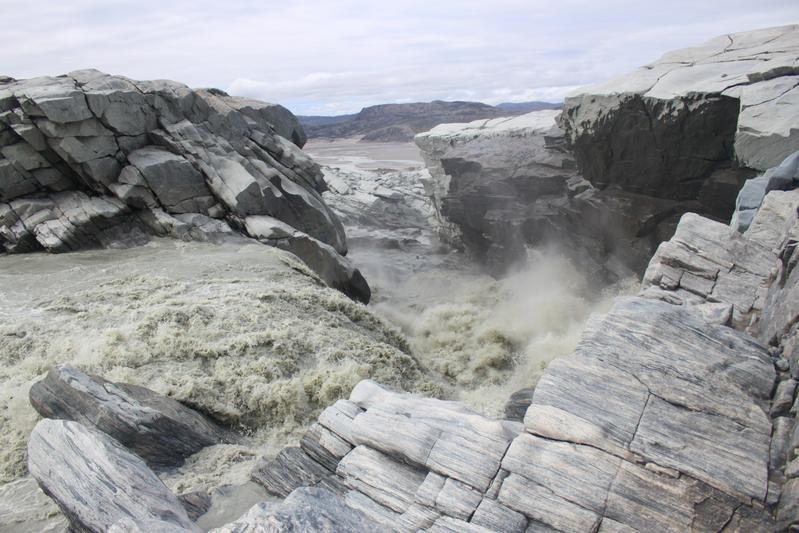 Ein Schmelzwasserfluss aus dem grönländischen Inlandeis. Große Mengen an Gletschermehl verleihen ihm die graue, milchige Farbe. Das Schmelzwasser ist mit überraschend großen Mengen lebenswichtiger Spurenelemente wie Eisen oder Zink angereichert. 