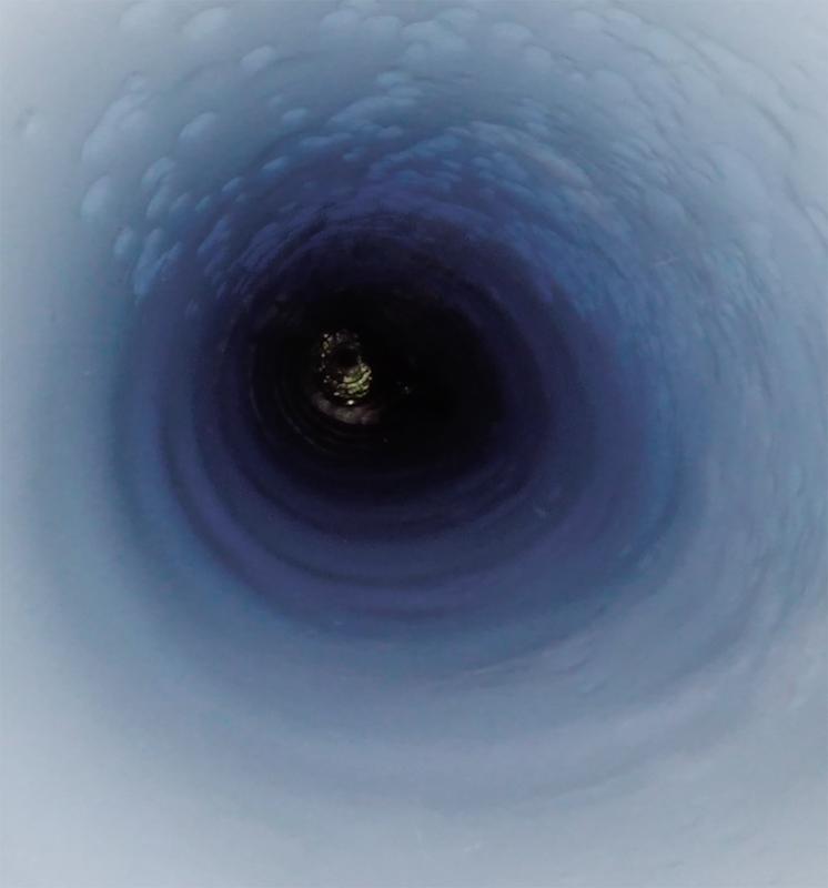 Blick in die Tiefe eines ultra-reinen Bohrlochs, das bis zum „Mercer Subglacial Lake“ reicht, einen Süßwassersee mehr als 1000 Meter unter dem antarktischen Eisschild. Das Wasser fließt durch ihn hindurch zur Küste, ähnlich wie bei Seen an Land.