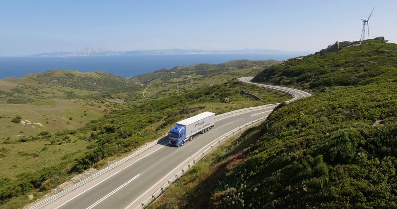 Der Energiebedarf von Fernlastwagen lässt sich mit Batterien kaum decken. Verbrennungsmotoren sind hier schwer zu ersetzen.