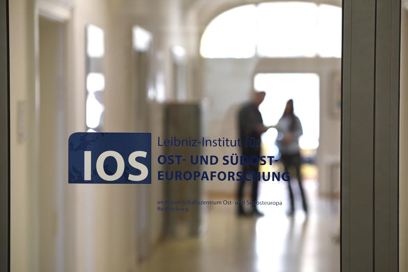Glastüre im Institut mit Logo des Leibniz-Instituts für Ost- und Südosteuropaforschung.