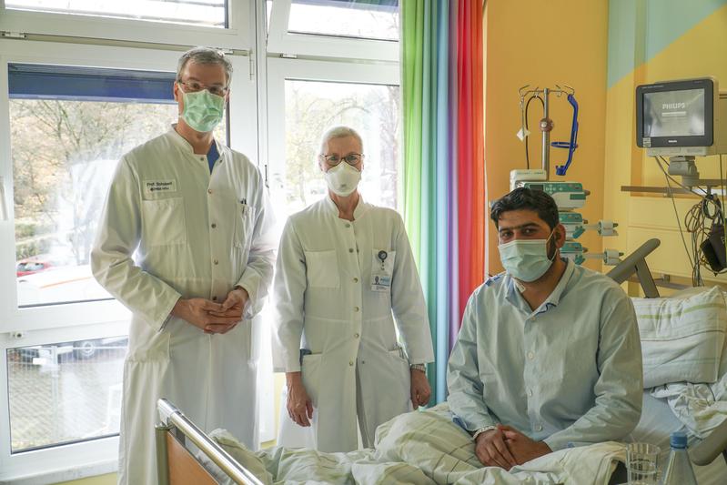 Prof. Dr. Stephan Schubert (l.) hat die neue Herzklappe mit dem Katheter implantiert. Herzchirurgin Dr. Ute Blanz (Mitte) operierte Ahsanulla Nematullah, als er elf Jahre alt war