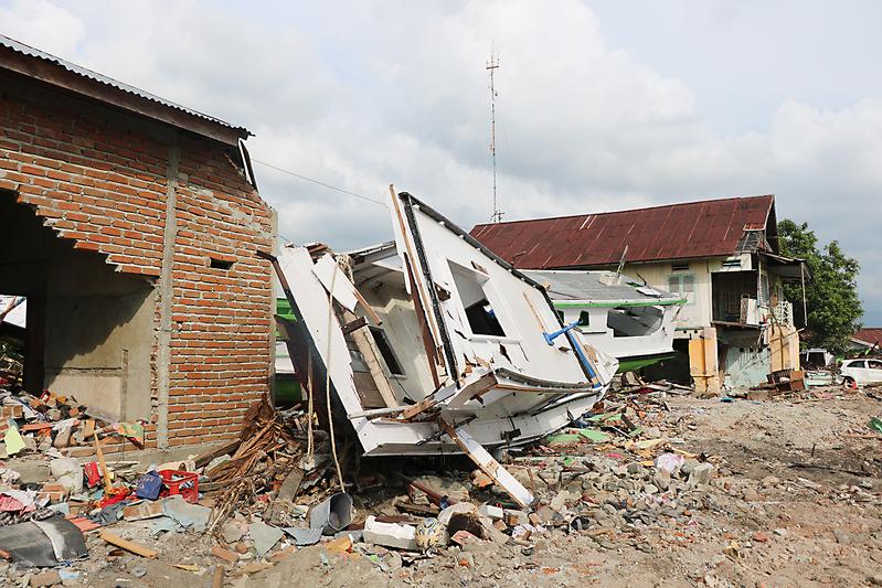 Verzahnte Schiffe zwischen zwei Gebäuden in Wani, einem Vorort der indonesischen Stadt Palu.