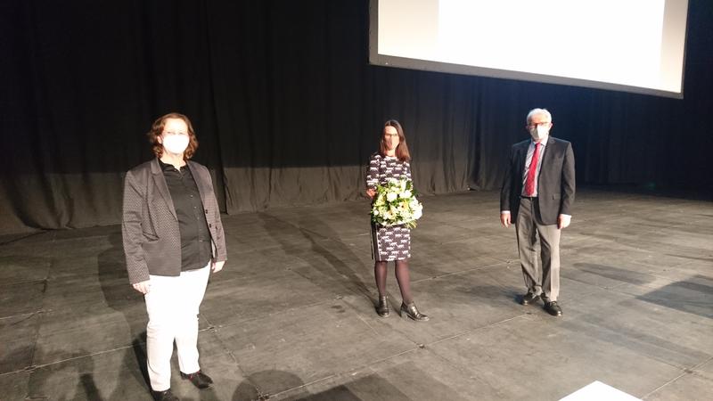 Die Präsidentin, Prof. Dr. Edeltraud Vomberg (li), und der Vorsitzende des Hochschulrates, Herbert K. Meyer (re.), gratulierten Dr. Kirsten Mallossek herzlich zu ihr Wahl in der Düsseldorfer Mitsubishi Electric Halle.  