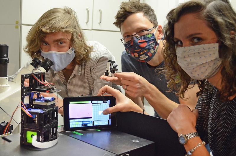 So leistungsfähig wie ein kommerzielles, so handlich wie ein Spielzeug-Mikroskop: Das UC2-Entwicklerteam Benedict Diederich, René Lachmann und Barbora Maršíková (von links) mit einem aus ihrem optischen Baukasten UC2 zusammengestellten Mikroskop.