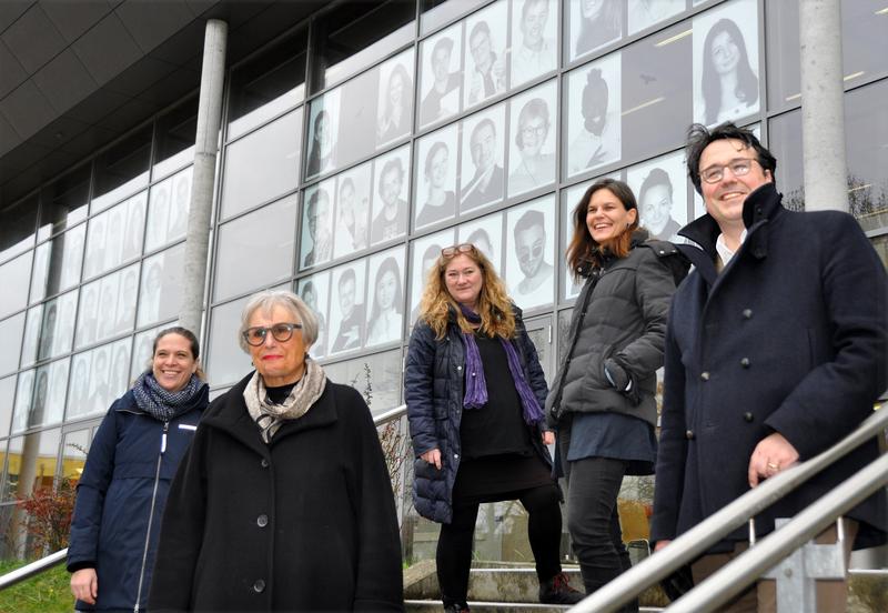 Eröffnung des Kunstprojekts Inside out - WIR SEHEN UNS! von Anja Doehring (Bildmitte) mit den Präsidien der Lübecker Hochschulen