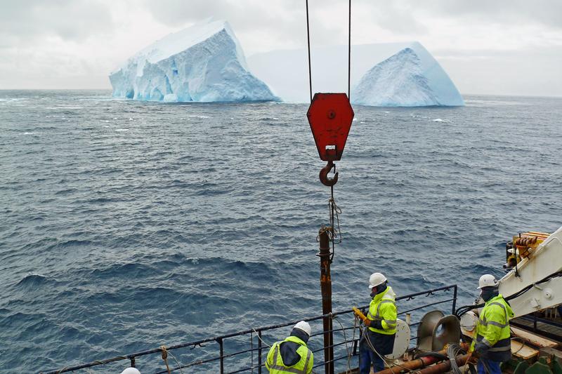 Icebergs come dangerously close to the research vessel Marion Dufresne II. 