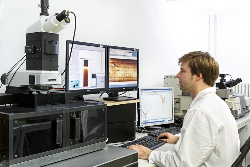 Forscher im Fraunhofer LBF analysieren mit speziell entwickelten Methoden am Raman-Mikroskop schadhafte Kunststoffbauteile, Folien oder Elastomere.