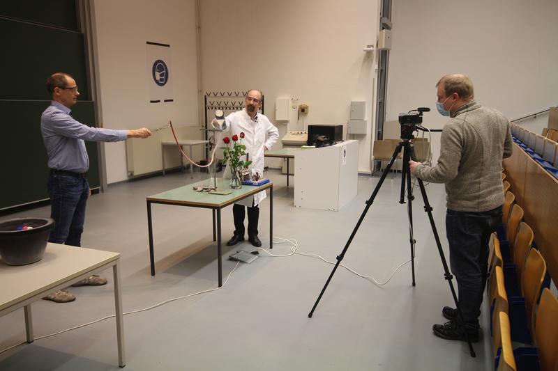 Informative Videos statt Adventsshow in den Hörsälen: Professor Justus Notholt, Dr. Stephan Leupold und Dr. Matthias Buschmann (von links) bei der Produktion eines Experimente-Clips. 