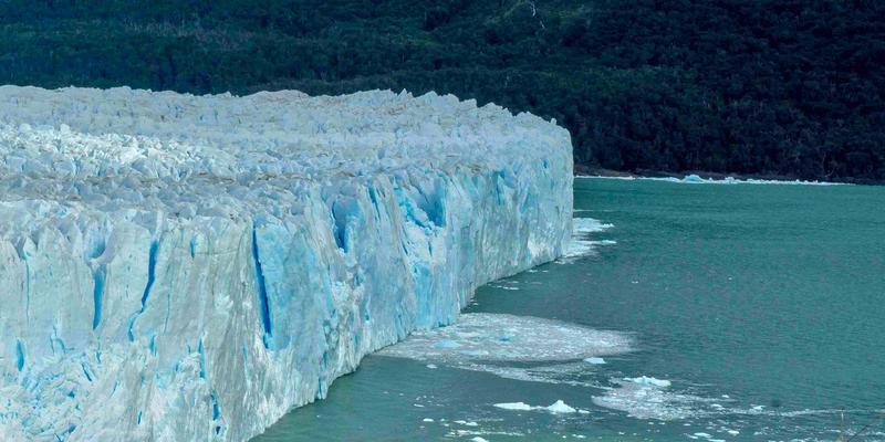 Die Stabilität von Eisschilden wird durch warmes Meerwasser gefährdet.