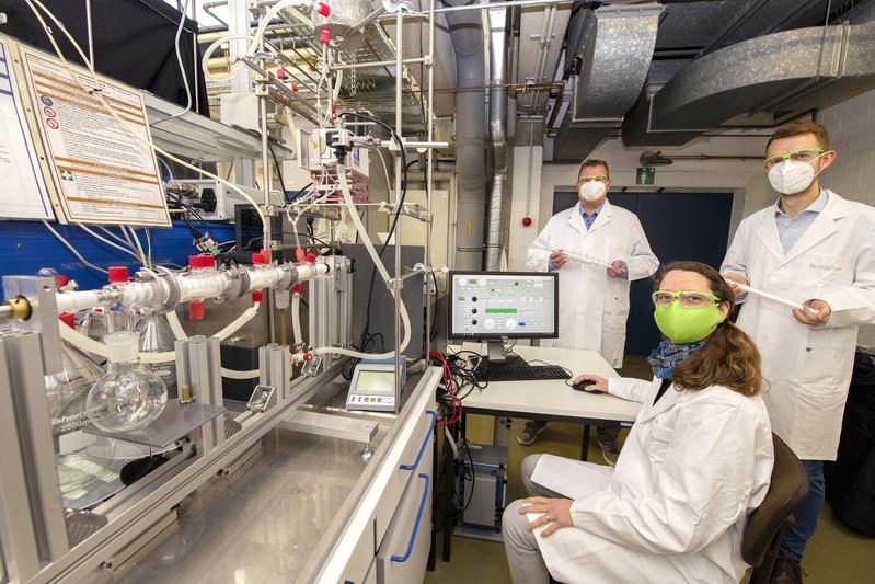 Dr. Kerstin Wohlgemuth, Prof. Gerhard Schembecker (l.) und Claas Steenweg von der Fakultät Bio- und Chemieingenieurwesen (BCI) haben das Filter entwickelt.