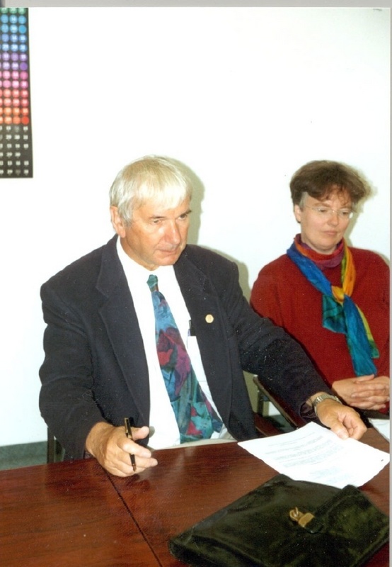 Prof. Dr. Lingelbach bei der Unterzeichnung der Verträge