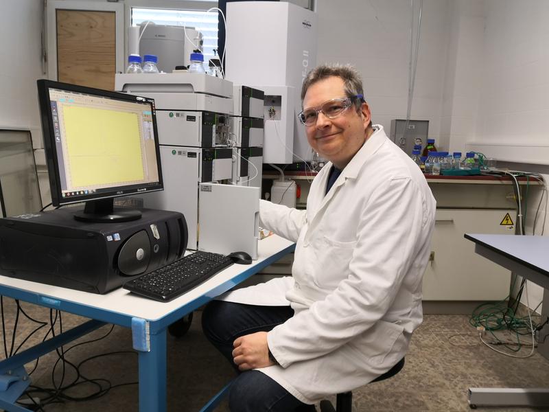 Studiengangskoordinator Dr Holger Seelert an der Chromatographie-Anlage