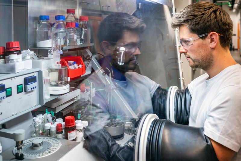 Matthias Nobis in the laboratory of the WACKER-Institute of Silicon Chemistry at the Department of Chemistry on the Garching campus.