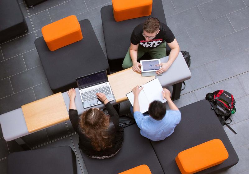 Das Arbeiten im Team ist eine der Schlüsselqualifikationen im neuen Bachelorstudiengang Wirtschaftspsychologie an der Hochschule Augsburg.