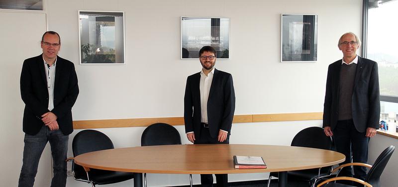 Präsident Prof. Dr. Arnd Poetzsch-Heffter (rechts) und Prof. Dr. Herwig Ott, Dekan des Fachbereichs Physik (links), heißen Prof. Mathias Weiler an der TU Kaiserslautern willkommen. 